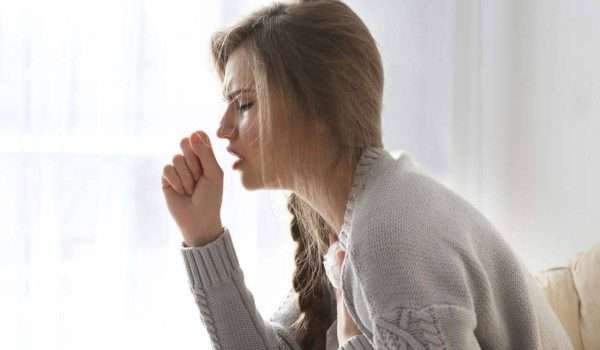 السعال الجاف مزعج ويؤثر على النوم، اكتشف طرق علاجه بالأدوية والوصفات المنزلية الفعالة